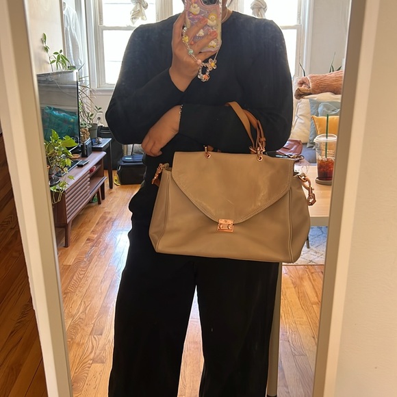 Elegant Cream Genuine Leather Handbag - Picture 10 of 11